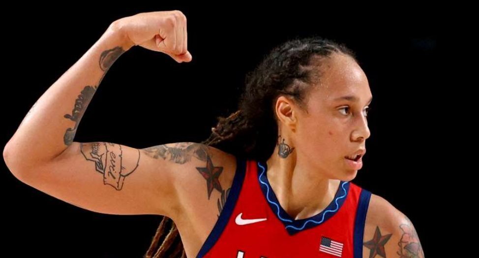 Во время празднования возвращения Грайнер на родину бывший морской пехотинец Пол Уилан возмущается: "Его заставили поверить", что он будет освобожден