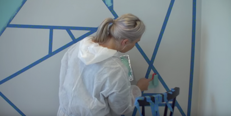 Во время ремонта женщины покрыли стены изолентой, окончательный результат привёл в восторг даже умелых мастеров