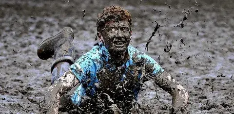 Мать пьяна - Родина в опасности. В морду ей!