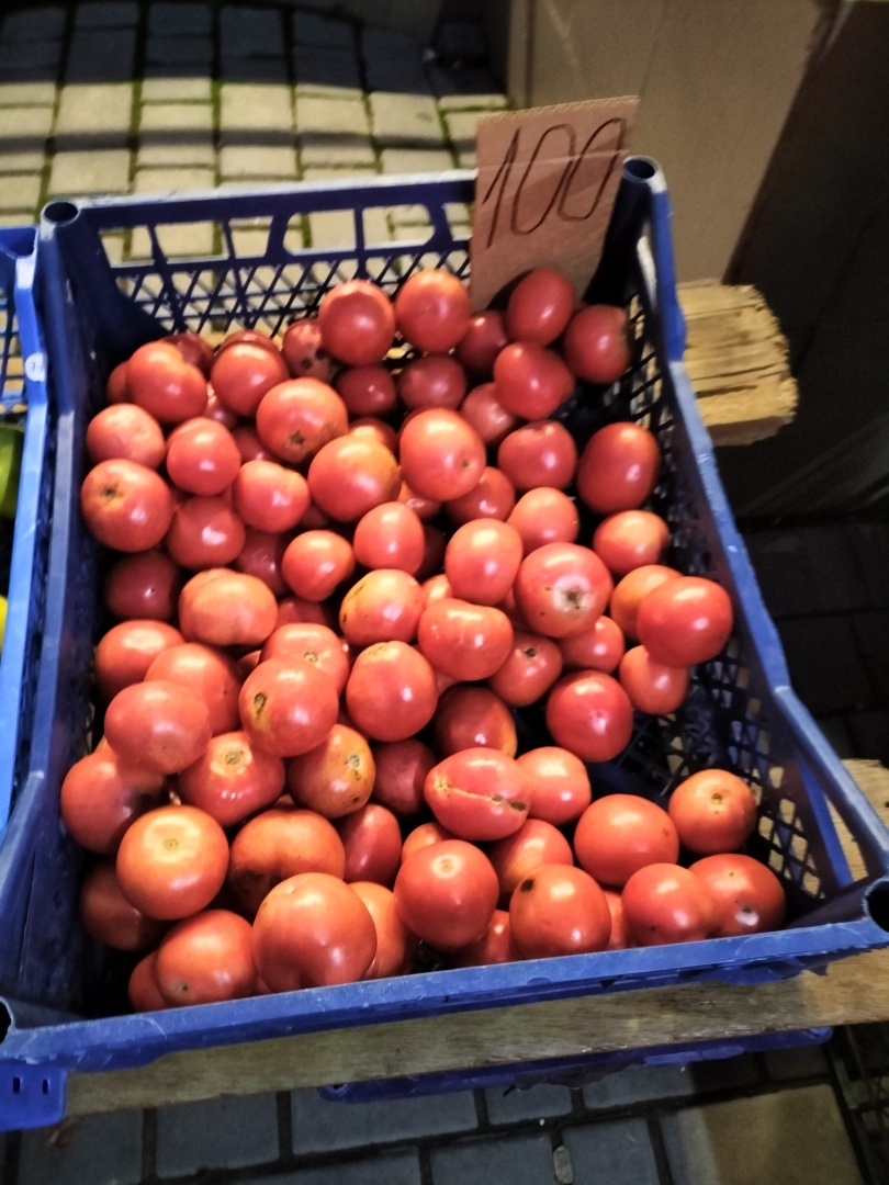 Мы в шоке от цен на местные овощи в Крыму в декабре. Они "золотые". Фото с рынка