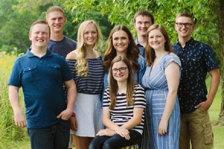 25 лет назад супруги были ошарашены, когда узнали, что их семью ждёт пополнение семерняшками, врачи отговаривали: как сейчас выглядят дети