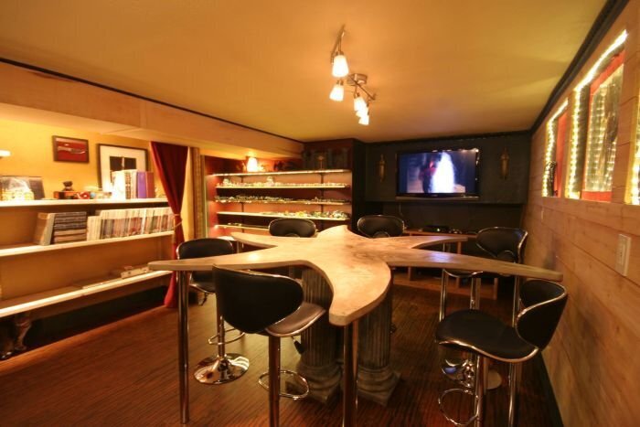 Старый гараж был завален хламом, но после ремонта его не узнать: закадычные друзья сделали в нём место встреч и отдыха