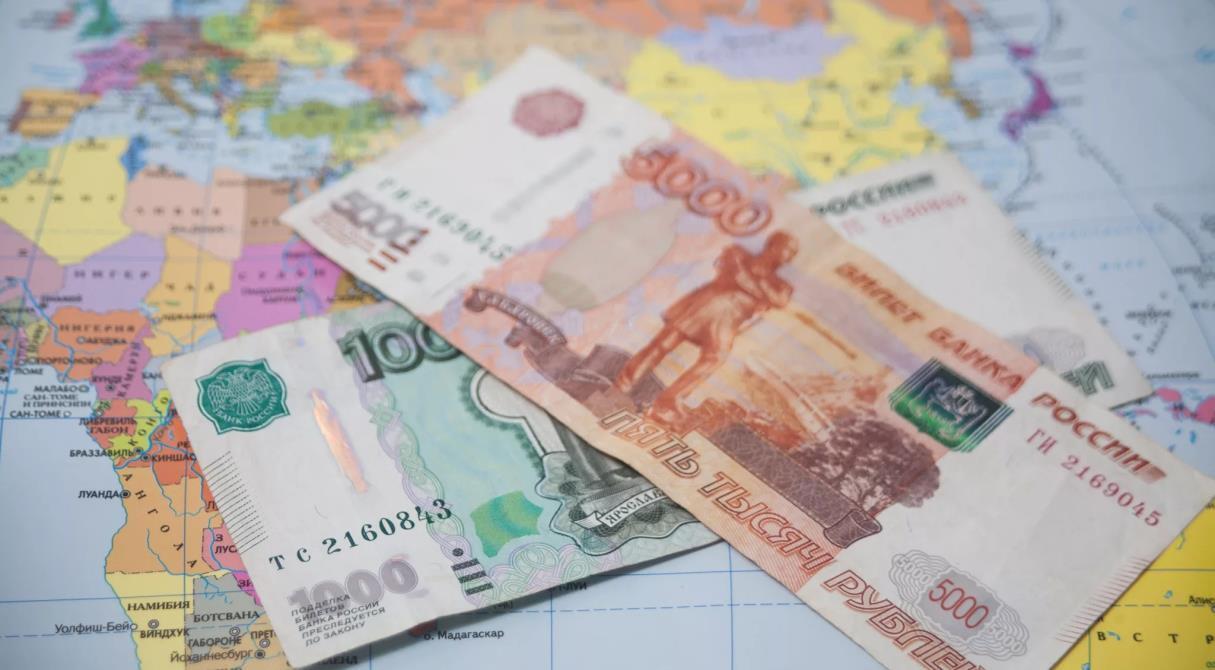 Можно ли получать российские пособия и пенсию, находясь не в России