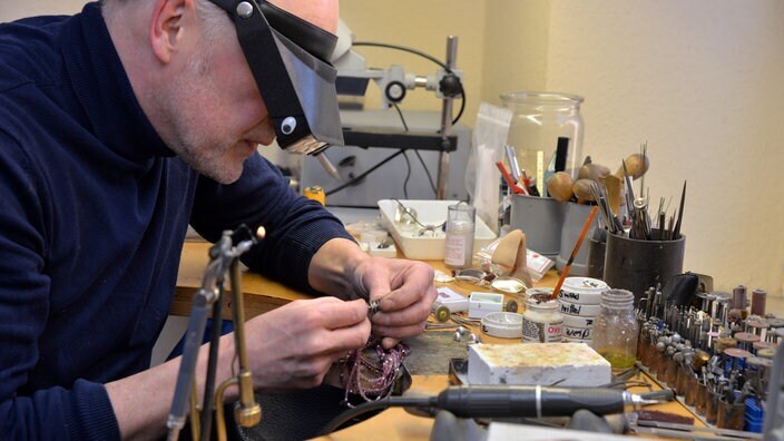 Золото обладает многими свойствами, которые делают его интересным для использования в промышленности, медицине или декоративно-прикладном искусстве.