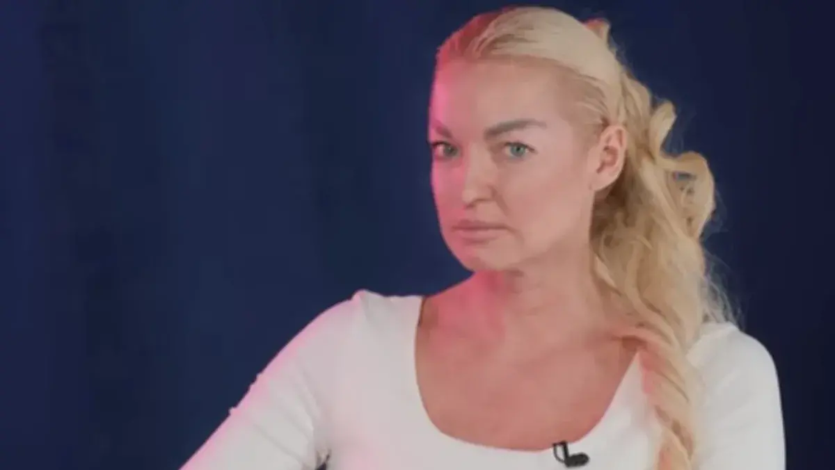 Подвыпившая Волочкова задрала ноги в ресторане и требовала у свахи «срочно достать ей олигарха»