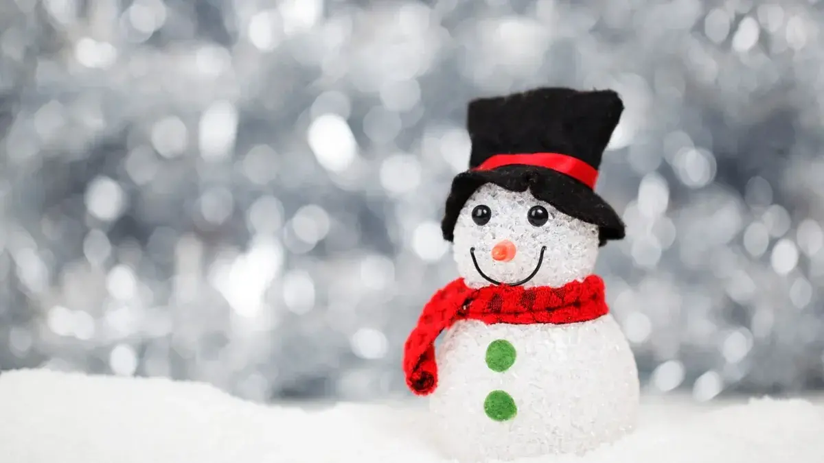 Новогодние каникулы 2023: сколько дней точно отдыхают россияне, будет ли 31 декабря выходным днем и кому заплатят по двойному тарифу за труд