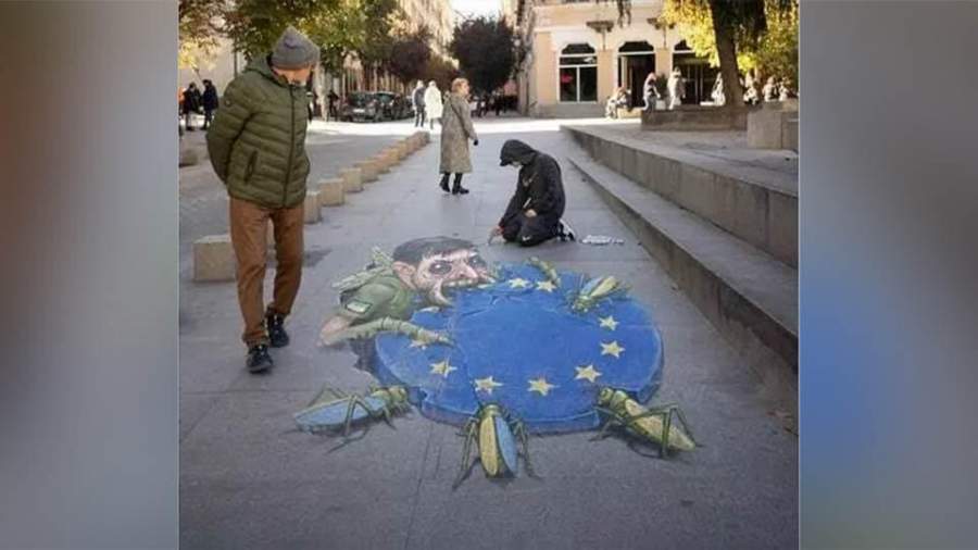 Граффити Зеленского в виде саранчи, поедающей Евросоюз, появились в Европе