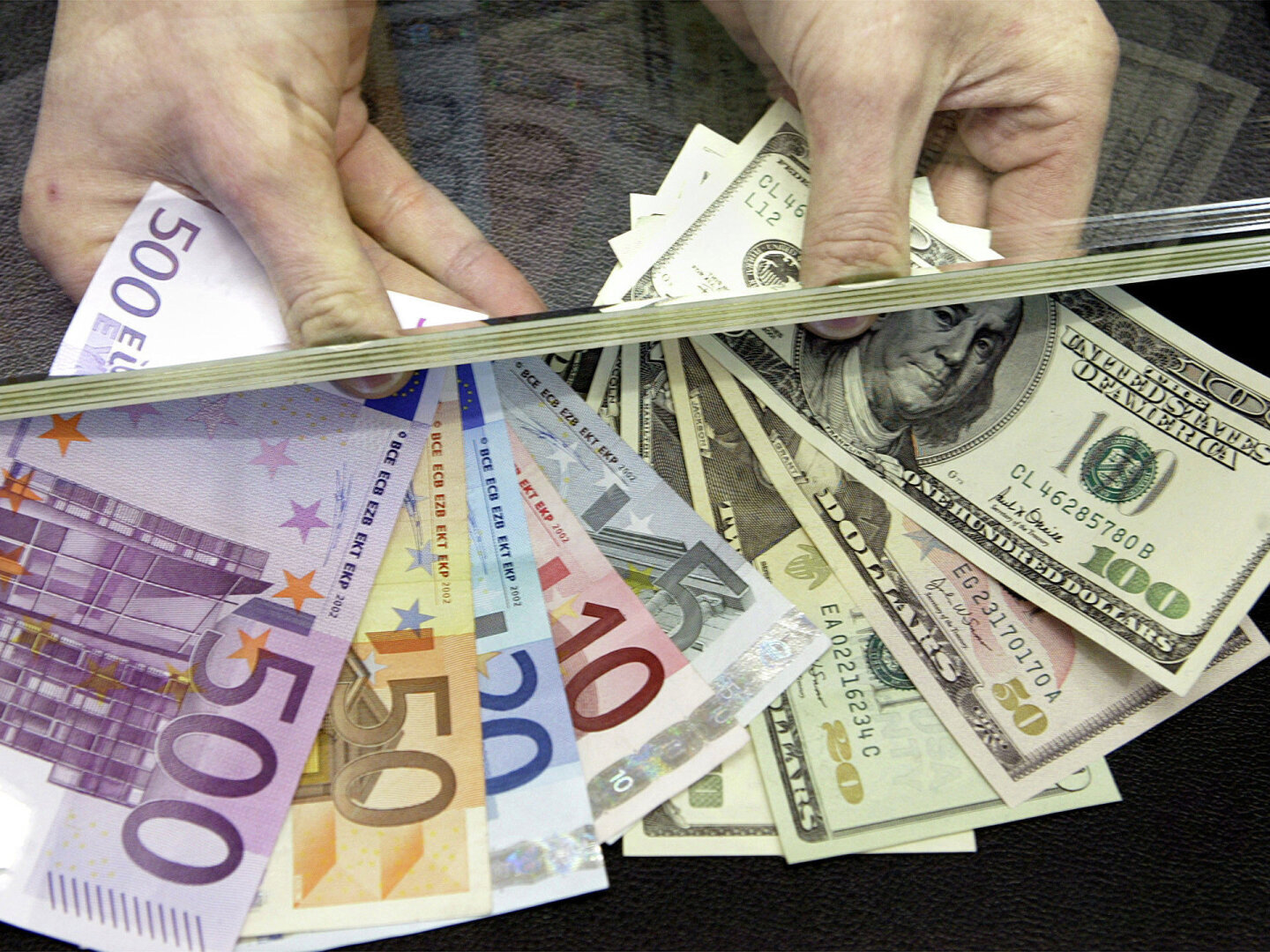 «Доллары покидают Россию»: почему «элитка» спешно закрывает валютные депозиты и переводит средства на Запад? Важно знать!