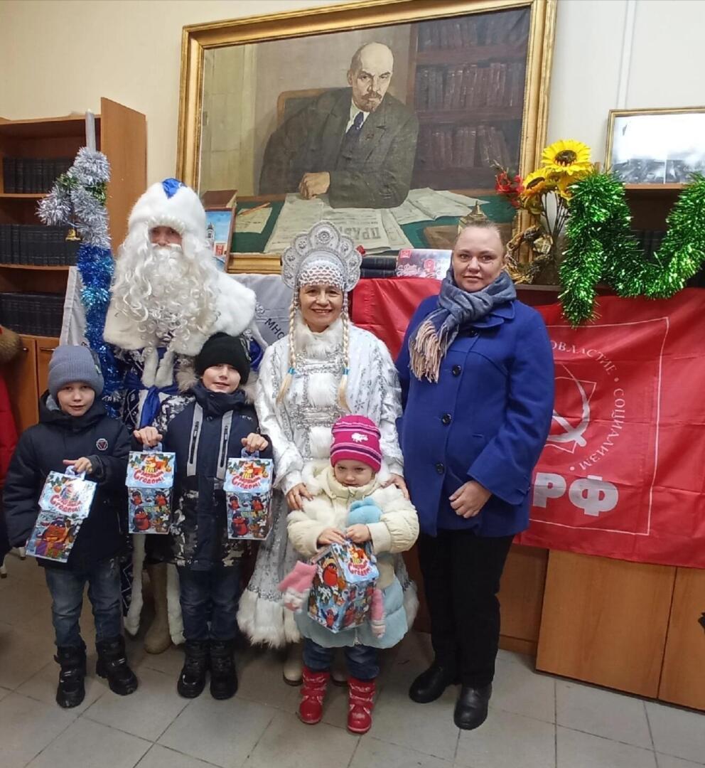 Стихи для Деда Мороза: Первая (осознанная) встреча Тимоши, моего внука, с Д. Морозом (КПРФ устроила Новогоднюю сказку детям в Подольске)