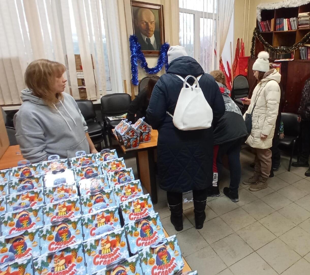 Стихи для Деда Мороза: Первая (осознанная) встреча Тимоши, моего внука, с Д. Морозом (КПРФ устроила Новогоднюю сказку детям в Подольске)