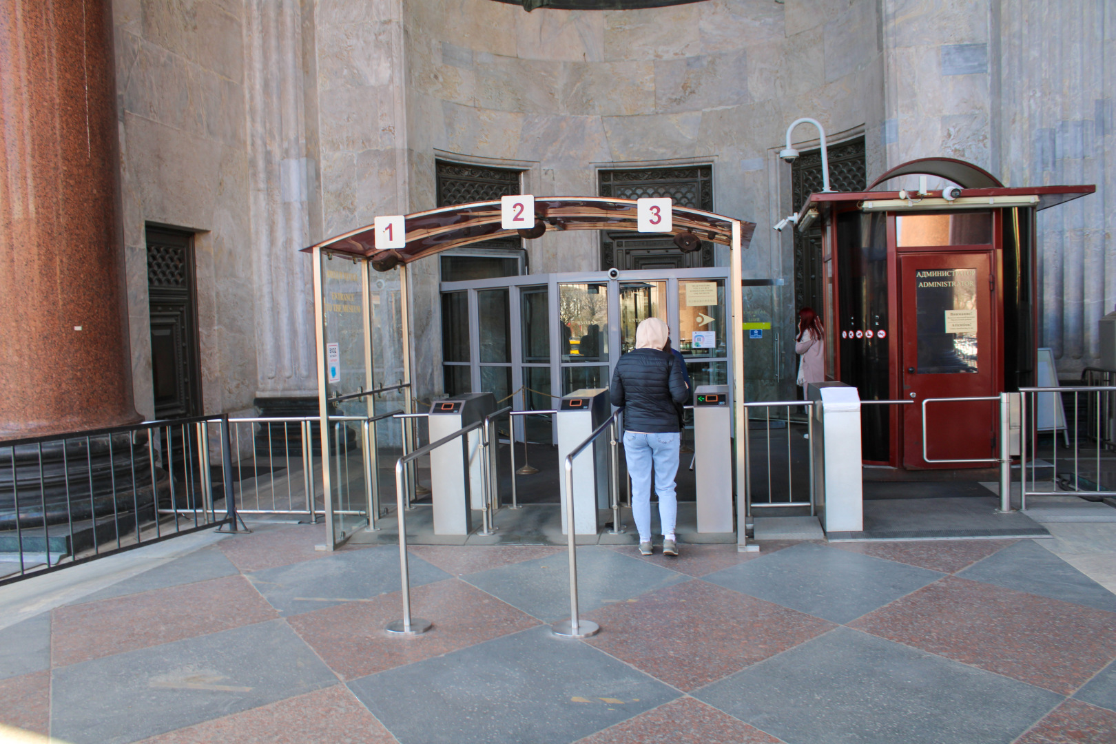 Нетипичный для православных храмов интерьер Исаакиевского собора