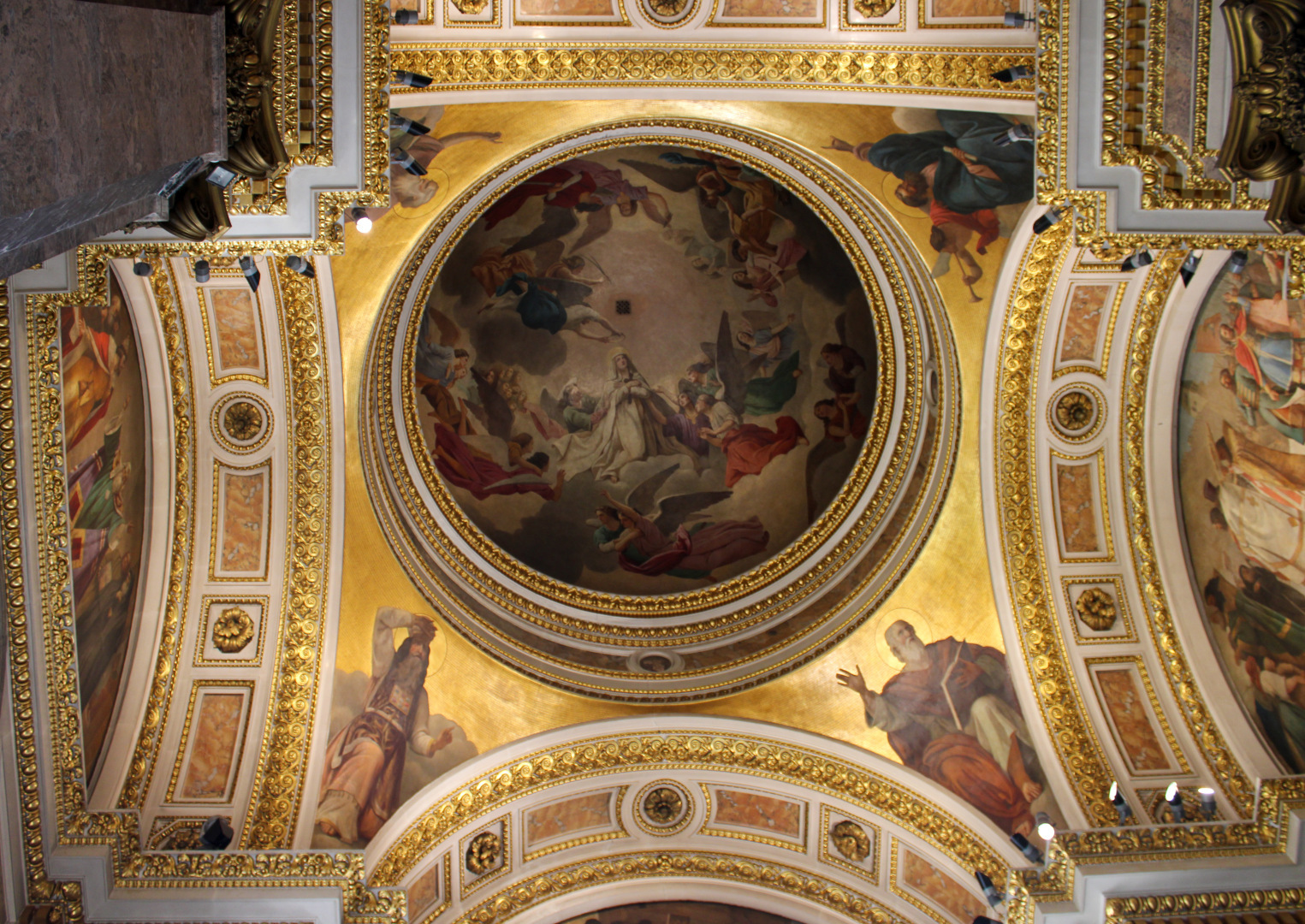 Нетипичный для православных храмов интерьер Исаакиевского собора