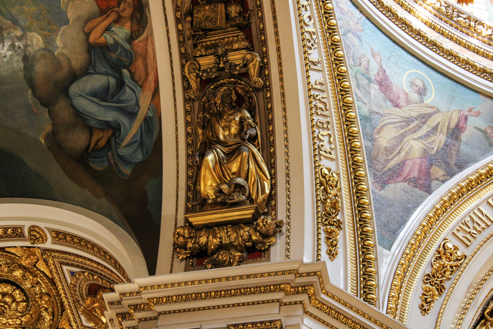 Нетипичный для православных храмов интерьер Исаакиевского собора