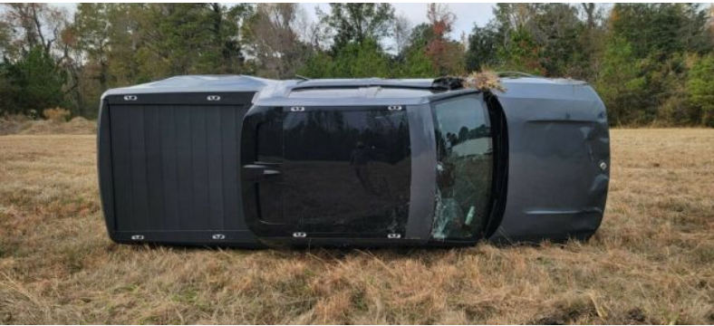 Владелец Rivian предупреждал, что пикапы легко опрокидываются, но узнал это на собственном горьком опыте