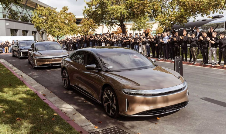 Lucid начал доставку и в Европу, вот цены