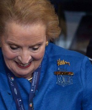 Почему первая женщина-госсекретарь США Мадлен Олбрайт так внимательно подбирала свои броши в зависимости от ситуации в мире?