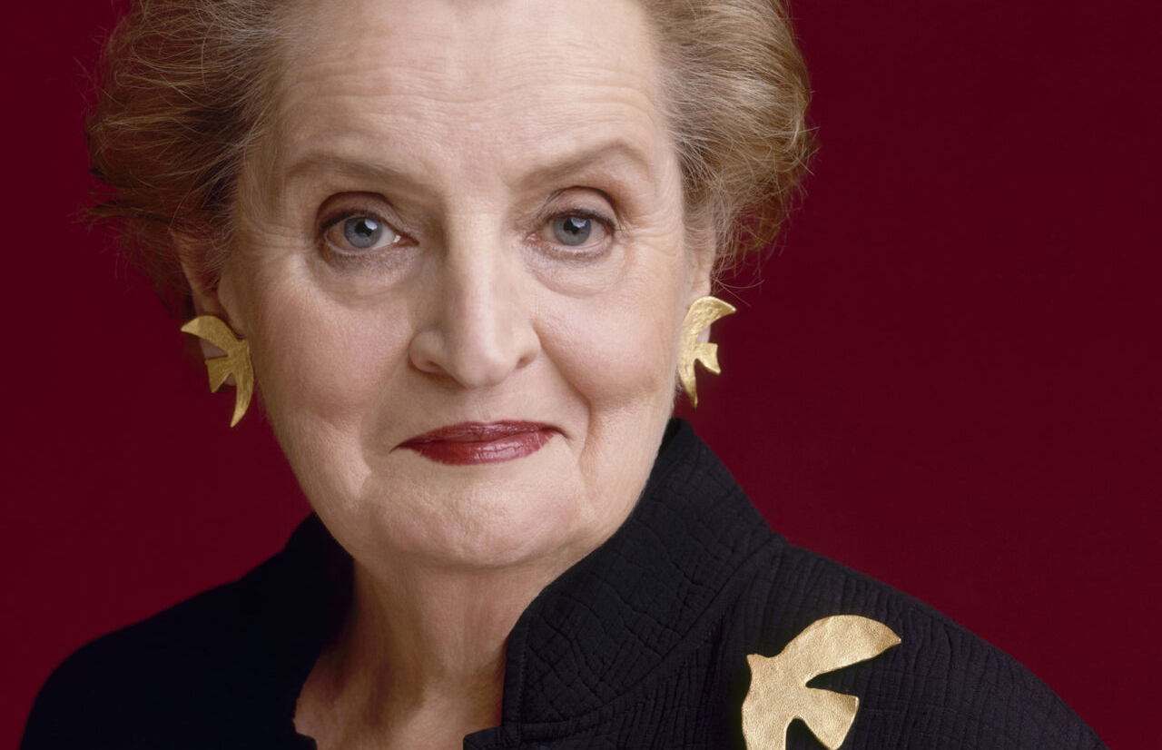 Почему первая женщина-госсекретарь США Мадлен Олбрайт так внимательно подбирала свои броши в зависимости от ситуации в мире?