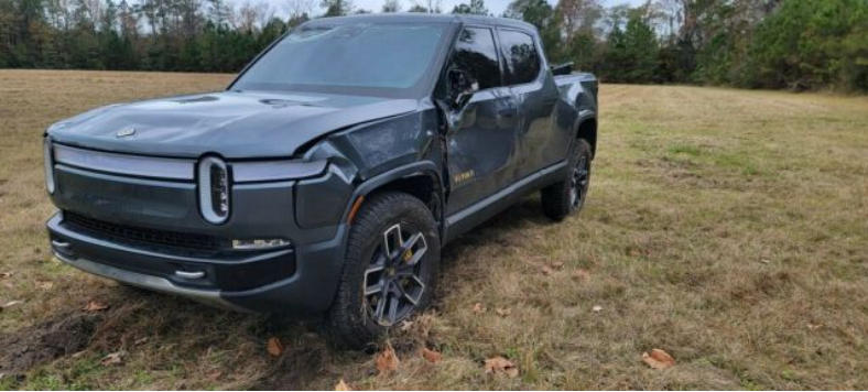Владелец Rivian предупреждал, что пикапы легко опрокидываются, но узнал это на собственном горьком опыте