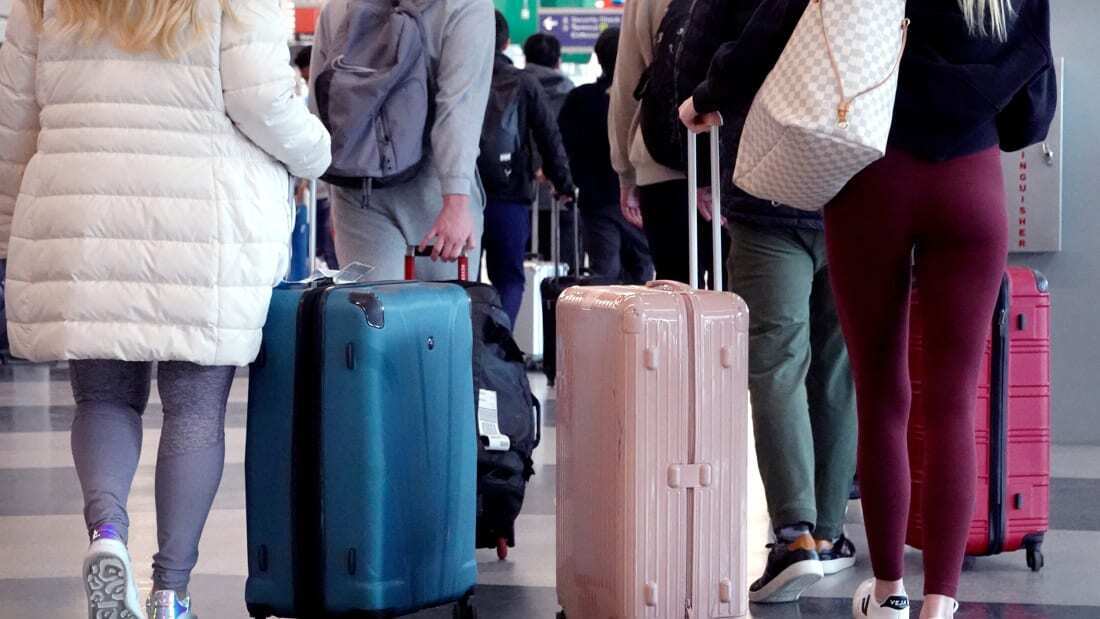 Авиакомпании отказываются от поездок в преддверии зимнего "бомбового циклона"