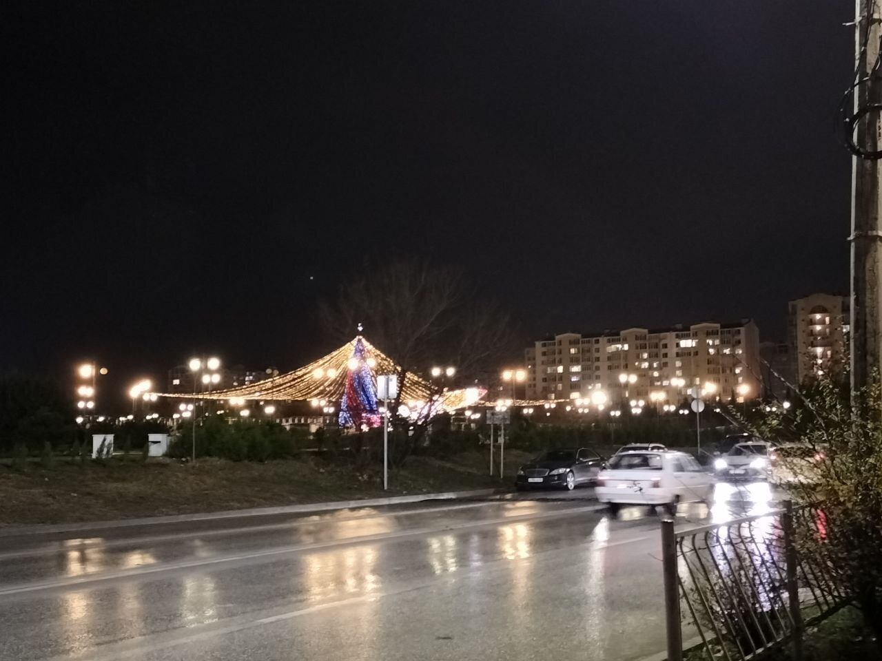 Ещё лучше сделали установив вторую новогоднюю елку в Севастополе - фото. Праздник будет при сохранении "желтого" уровня террористической опасности