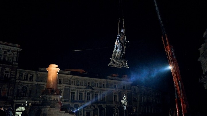 В Одессе снесли не только памятники.