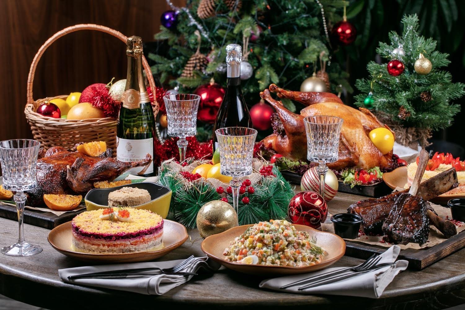 Что на новогодний стол 2024. Новогодний стол. Красивый новогодний стол. Новогодний стол с едой. Праздничный стол на новый год.