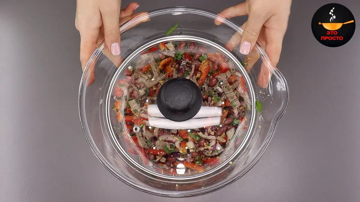 Витамины на столе.