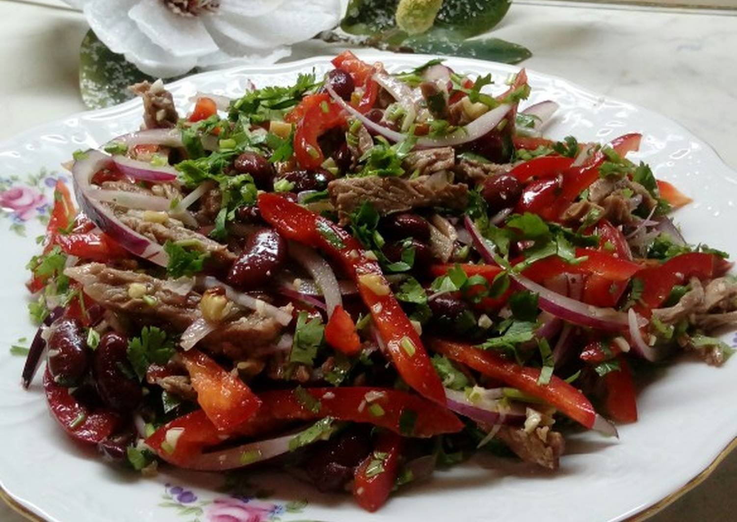 Витамины на столе.