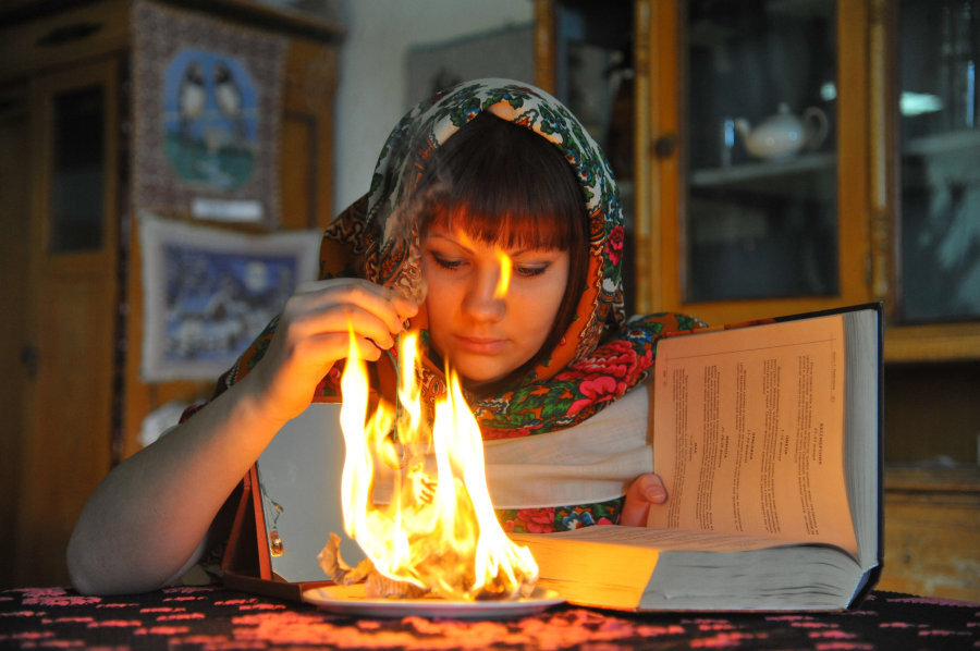 Если судьбу можно предсказать, значит, она есть? Рассказ о том, как моя бабушка научила меня гадать на святки