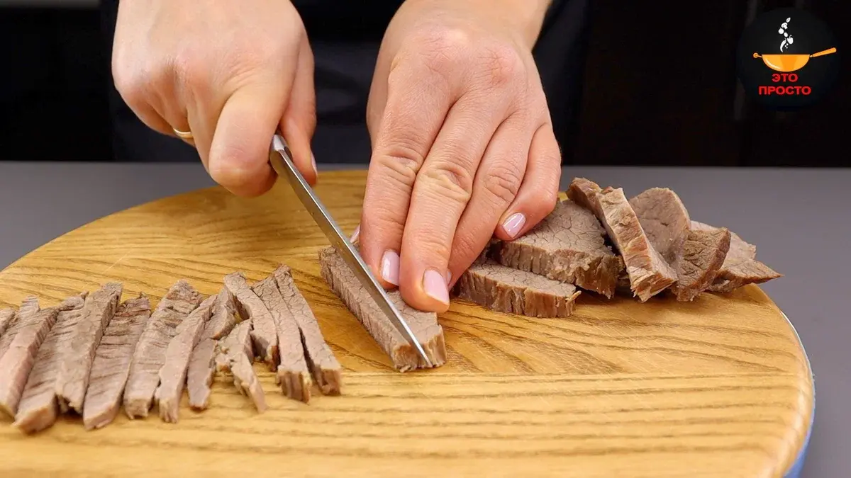 Витамины на столе.