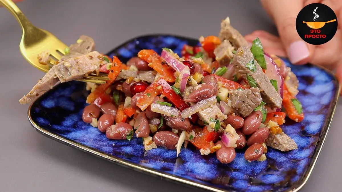 Витамины на столе.