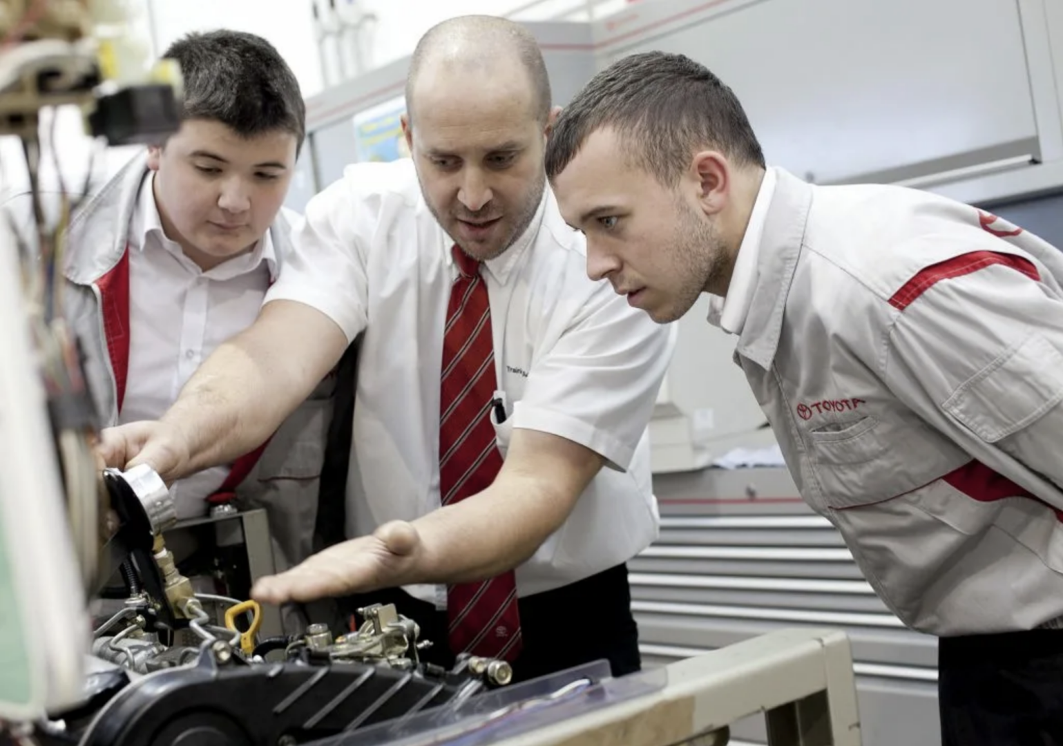 Сотрудник холдинга. Работники Тойота. Работники одной компании. Toyota персонал. Персонал компании Тойота.