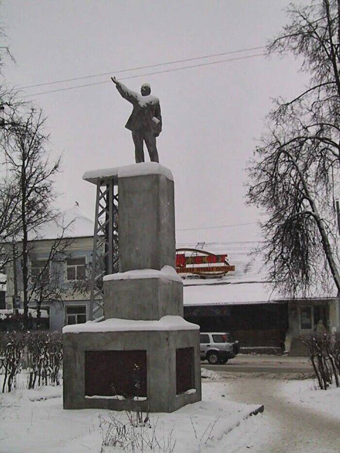 Почему уничтожаются памятники Ленина.