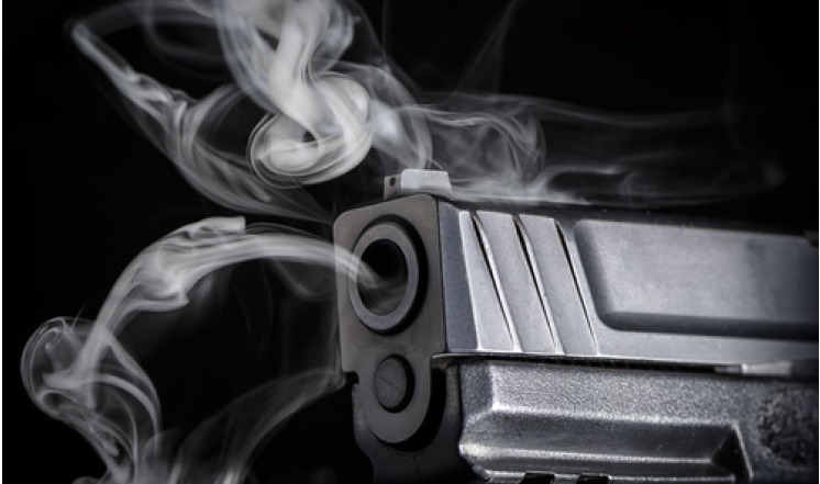 Двухлетний ребенок размахивает пистолетом в Столыпиновском районе.