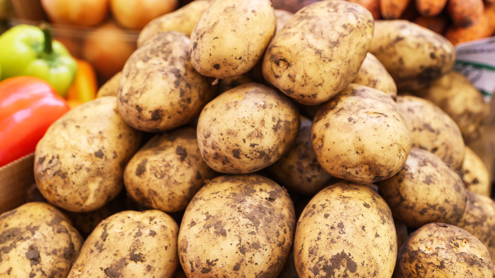 Американец объяснил русским, что они не понимают своего счастья: не стоит сразу подавать к столу жареную картошку