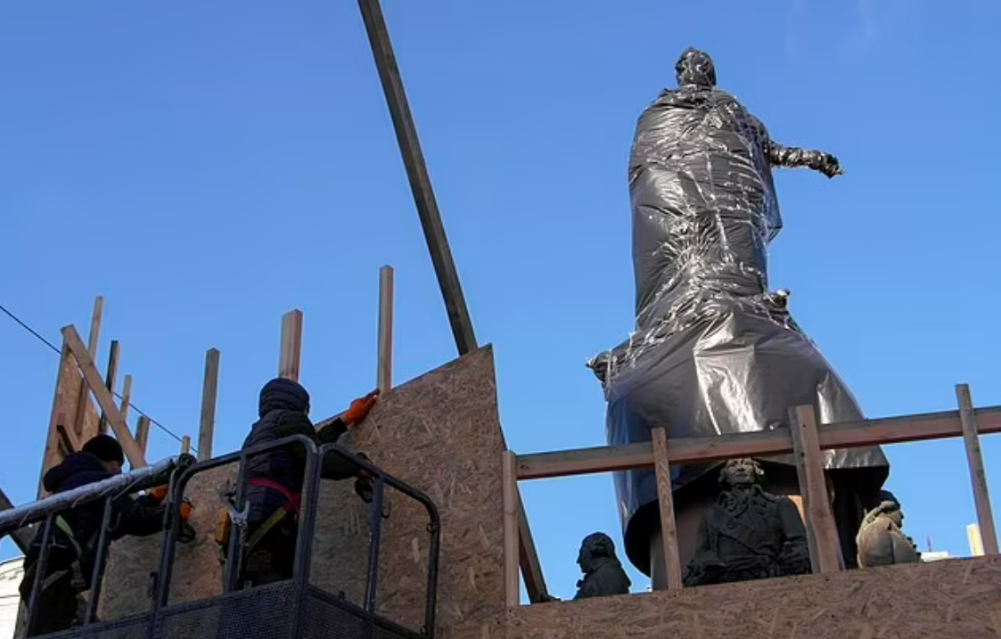 В одессе снесли памятник екатерине. Памятник. Памятник снесли. Памятник в Одессе. В Одессе снесли памятник.