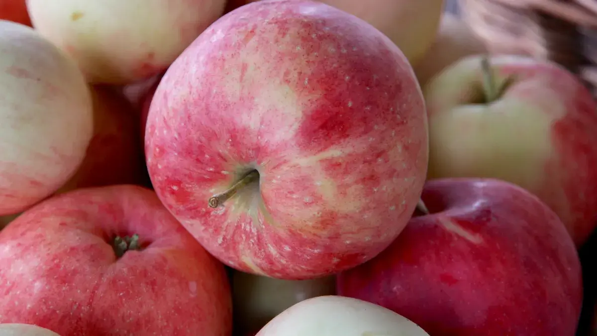 Яблочный Спас 2023: точная дата праздника и традиции Преображенского божественного спаса