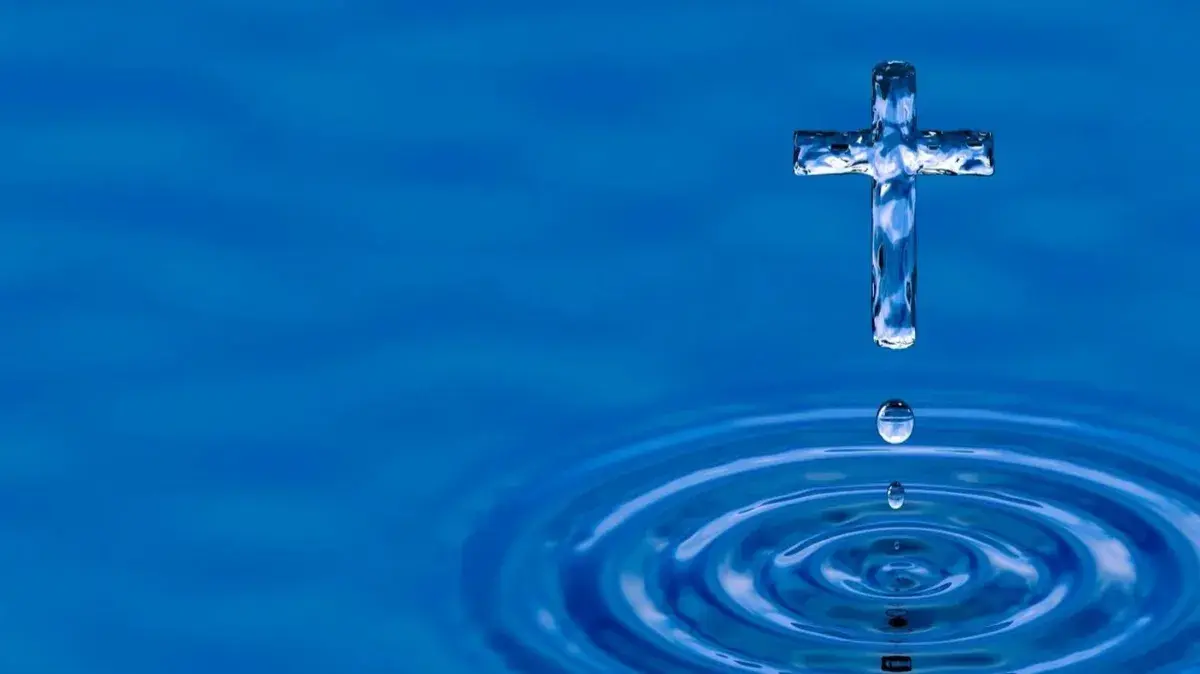 Когда набирать освященную воду на Крещение, 18 или 19 января: в чем хранить, можно ли пить, умываться?