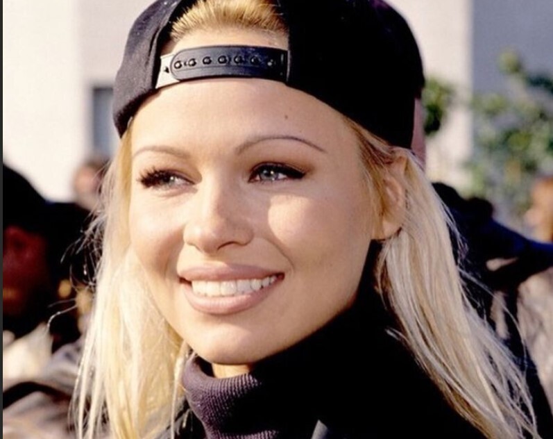 Вы не поверите, чем занималась Памела Андерсон в 90-е годы!