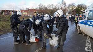 Полиция продолжает вычищать климатических активистов из немецкой деревни