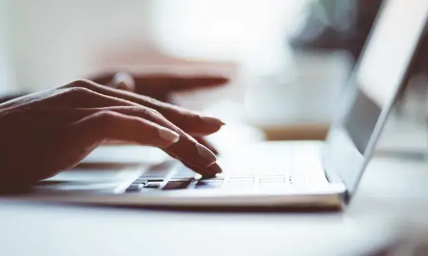 Женщину обязали возместить 2 459,89 канадских долларов - ущерб работодателю после того...