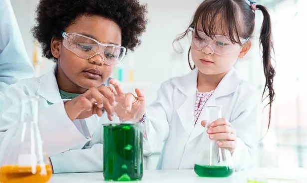 «Маленькие дети от природы любопытны»: как компания вдохновляет детей стать учеными будущего