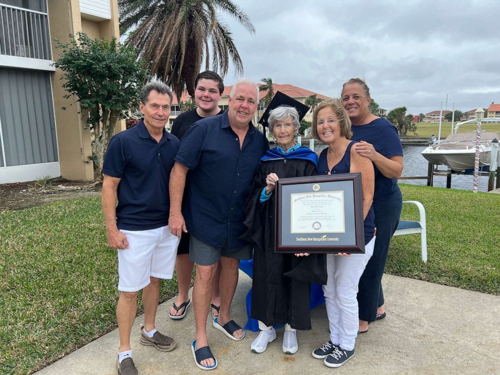 Прабабушка получает степень магистра: "Никогда, никогда не сдавайся"