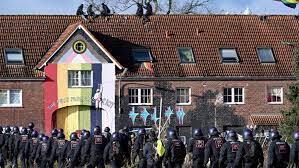 Полиция продолжает вычищать климатических активистов из немецкой деревни