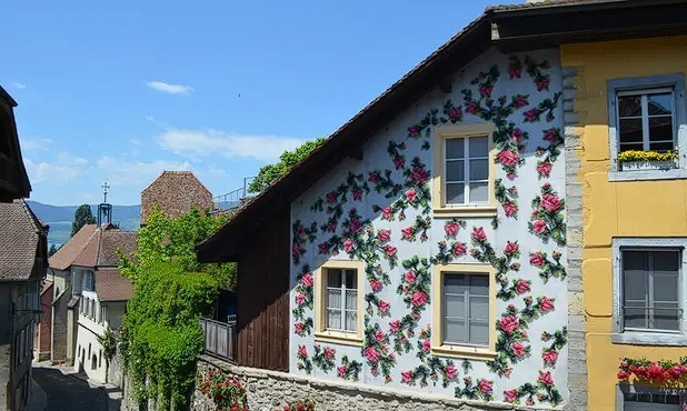 Испанская художница вышивает на улицах