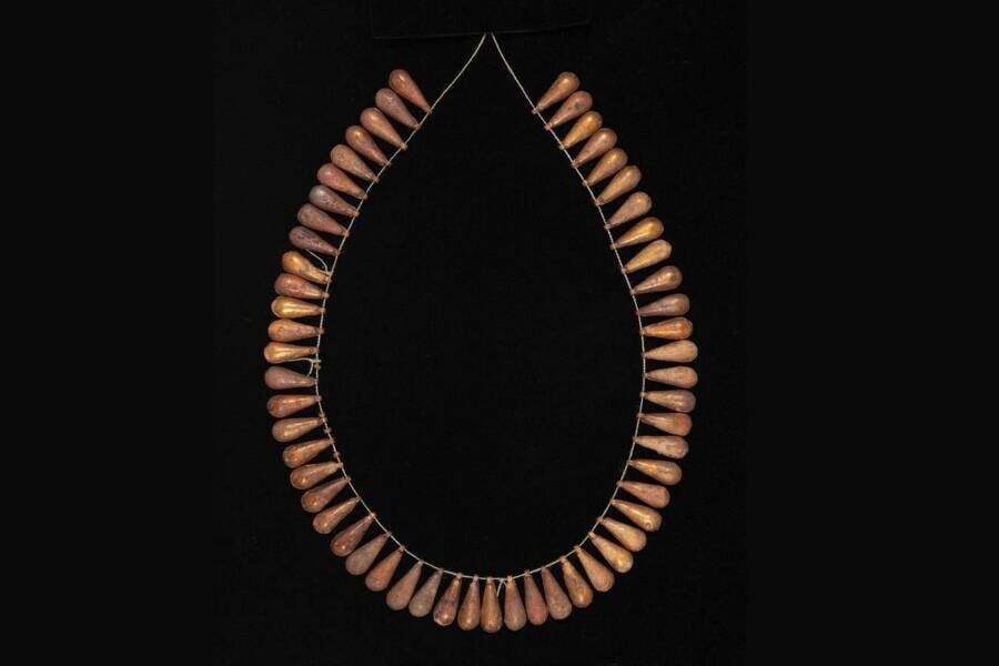 Археологи только что обнаружили коллекцию ювелирных изделий возрастом 3500 лет в египетском некрополе