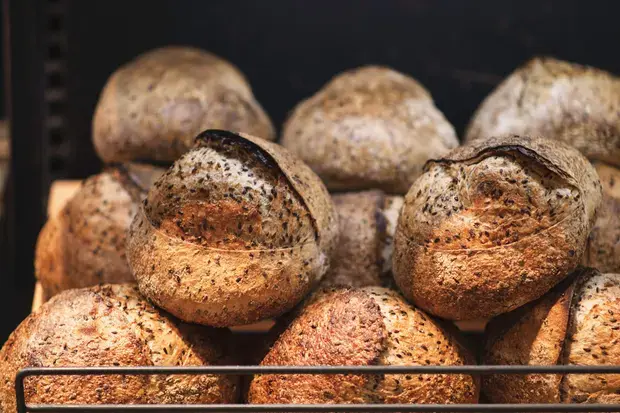 "Выпекать в зоне боевых действий непросто": киевская пекарня продолжает выпекать до 1000 буханок в день