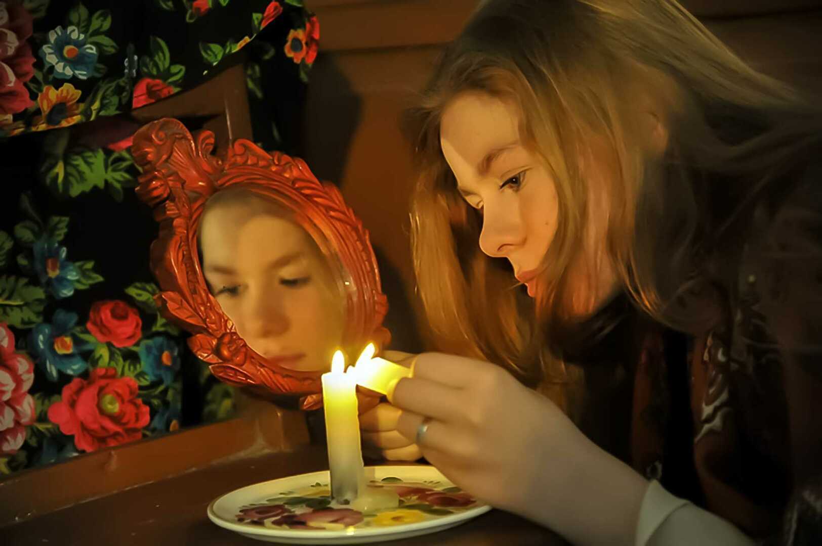 Святочные гадания - это безобидная забава, способ узнать будущее или заигрывание с темными силами?