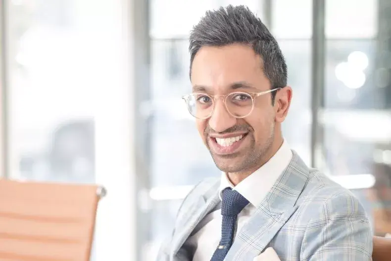 «Я косметический стоматолог — я знаю секреты омоложения ваших зубов»