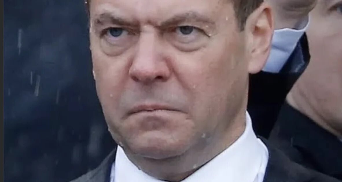 Путин стал политиком 2022 года. Согласны с результатами опроса?